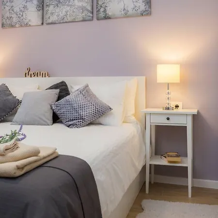 Apartment Zlatin Dvor - For 3, Terrace, Center, At 5-min, Bike Friendly Trogir