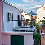 Apartment Zlatin Dvor - For 3, Terrace, Center, At 5-min, Bike Friendly Trogir