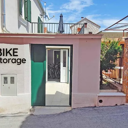 Apartman Zlatin Dvor - For 3, Terrace, Center, At 5-min, Bike Friendly Trogir