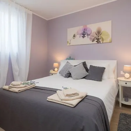 Zlatin Dvor - For 3, Terrace, Center, At 5-min, Bike Friendly Apartment Trogir