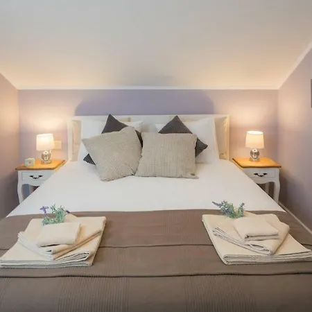 Apartman Zlatin Dvor - For 3, Terrace, Center, At 5-min, Bike Friendly *