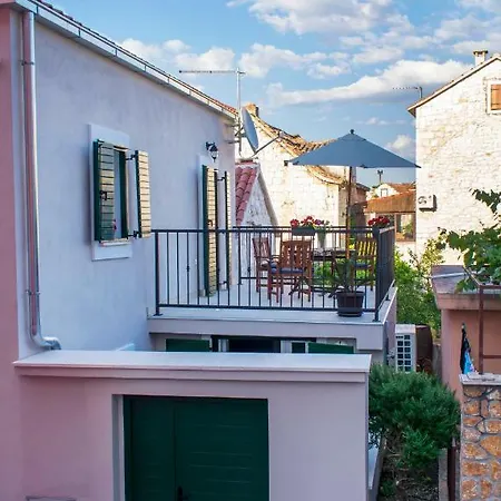 Apartman Zlatin Dvor - For 3, Terrace, Center, At 5-min, Bike Friendly Trogir
