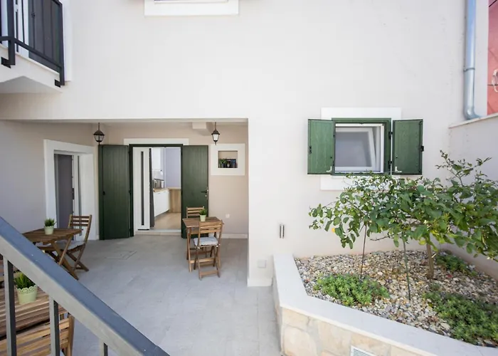 Apartment Zlatin Dvor - For 3, Terrace, Center, At 5-min, Bike Friendly