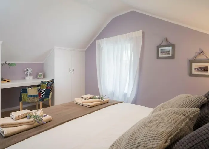 Zlatin Dvor - For 3, Terrace, Center, At 5-min, Bike Friendly Apartment