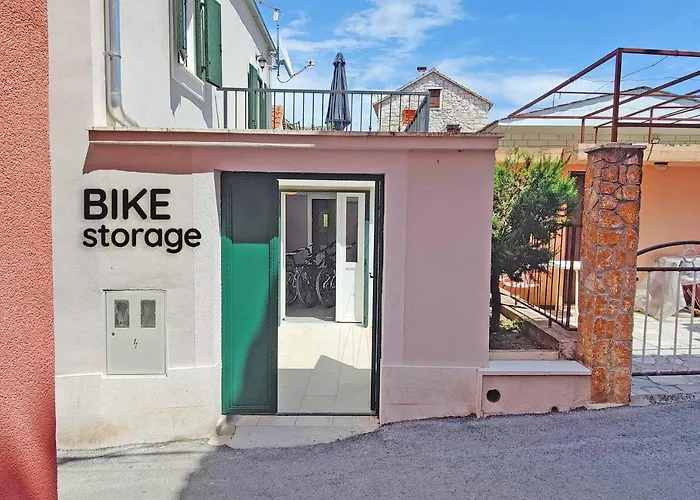 Appartement Zlatin Dvor - For 3, Terrace, Center, At 5-min, Bike Friendly Trogir